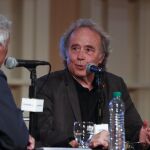 El cantautor español Joan Manuel Serrat habla durante una entrevista en Buenos Aires