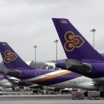 Aeronaves de la Aerolínea Thai estacionados en el aeropuerto internacional Suvarnabhumi en Bangkok (Tailandia)