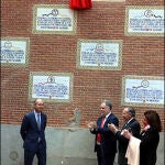 Juan Pedro Domecq descubre el azulejo de su ganadería en la plaza de toros de Las Ventas