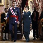 El rey Felipe VI, acompañado por la reina Letizia, durante la celebración de la Pascua Militar que ha presidido hoy en el Palacio Real.