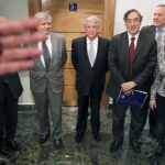 El nuevo presidente de la CEOE, Juan Rosell (c), junto a los miembros de su junta directiva Arturo Fernández (2 izda), Jesús Terciado (2 dcha), Pilar González de Frutos y Rafael Ferrando, hoy en Madrid.