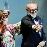 El cocinero Massimo Bottura junto a su esposa Lara Gilmore, del «Osteria Franciscana» de Italia, tras recibir anoche el premio al mejor restaurante del mundo en el Palacio Euskalduna de Bilbao