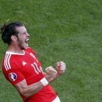 Gareth Bale celebra su gol con la selección galesa.