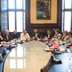 El presidente de la Cámara catalana Roger Torrent (c), al inicio de la reunión de la Mesa del Parlament
