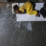 Una niña sin hogar duerme en la estación de trenes de Mumbai, en India, mientras espera que su madre vuelva de mendigar.
