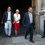 El presidente de ANC, Jordi Sánchez, la presidenta de Òmnium Cultural, Muriel Casals (c), y el representante de la Asociación de Municipios por la Independencia (AMI), Josep Maria Vila d'Abadal (i), a su salida del Palau.