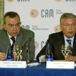 Dcha., el presidente de la entidad alicantina, Modesto Crespo, junto al director de la caja, Roberto López