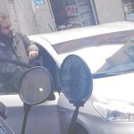 Marzo de 2016. Zapata se sube al vehículo municipal. Asegura usarlo por su lesión en la rodilla, por la que recibió la baja en enero