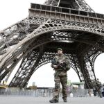 Un soldado patrullando junto a la Torre Eiffel, tras los ataques de enero del 2015.