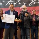 Francisco Rubio recibe la IV Trufa de Oro por su labor en promoción del turismo de Abejar, en la apertura del certamen que inauguró Luis Rey