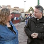 Cristina López Schlishting, durante la entrevista al padre Douglas Bazi