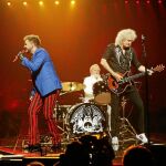 De izquierda a derecha, Adam Lambert, sustituto de Freddy Mercury, con dos miembros originales del mítico grupo, Roger Taylor y Brian May