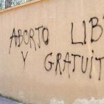 Pintadas en la Abat Oliba y en E-Cristians en favor del aborto