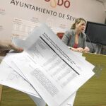 La delegada municipal de Hacienda, Nieves Hernández, presentó ayer las reducciones salariales