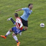 El jugador de Paraguay, Richard Ortiz, hace falta al jugador de Uruguay, Alvaro Gonzalez (20)