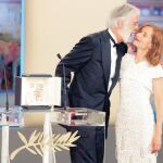 Haneke recibe la Palma de Oro de manos de la presidenta del jurado, Isabelle Huppert, a la que dirigió en «La pianista»