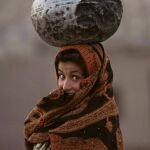 Una niña afgana lleva un cántaro de agua, en una imagen de archivo