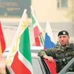 Un soldado, en medio de una manifestación de júbilo en Grozni, ayer.