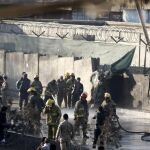 Bomberos trabajan en el lugar donde fue perpetrado un ataque suicida, cerca de un cuartel de la Policía en Kabul