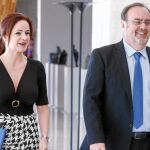 La presidenta de las Cortes, Silvia Clemente, junto al consejero de Educación, Fernando Rey, en el Parlamento Regional