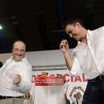 Pedro Sanchez y Miquel Iceta, en pleno baile tras un mitin