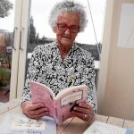 Una gran ilustradora. Roser Capdevila, ayer, en su domicilio barcelonés, ante un ejemplar en chino de «Les tres bessones»
