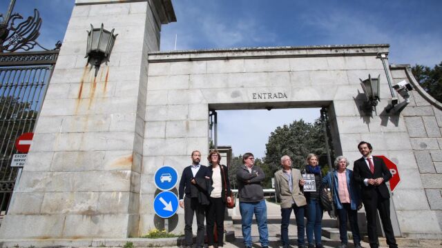 Familiares de los enterrados en el monasterio, a la entrada del Valle de los Caídos