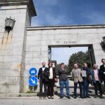 Familiares de los enterrados en el monasterio, a la entrada del Valle de los Caídos
