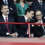 Felipe VI, junto a Pedro Sánchez y Quim Torra