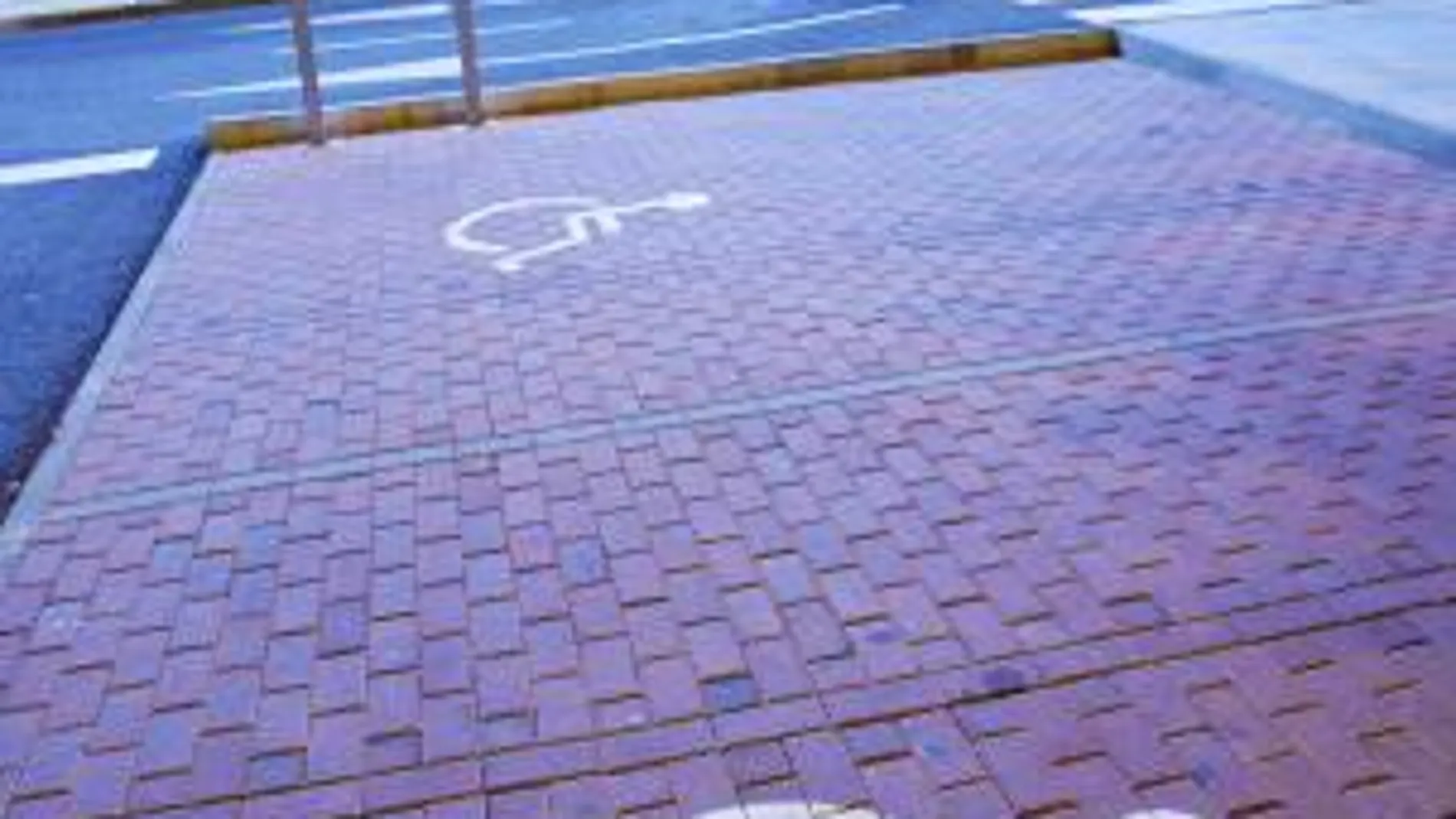 La DGT descarta la retirada de puntos del carné por estacionar en plazas para personas con discapacidad