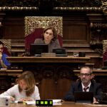 El primer teniente de alcalde del Ayuntamiento de Barcelona, Gerardo Pisarello, junto a la alcaldesa en un pleno municipal