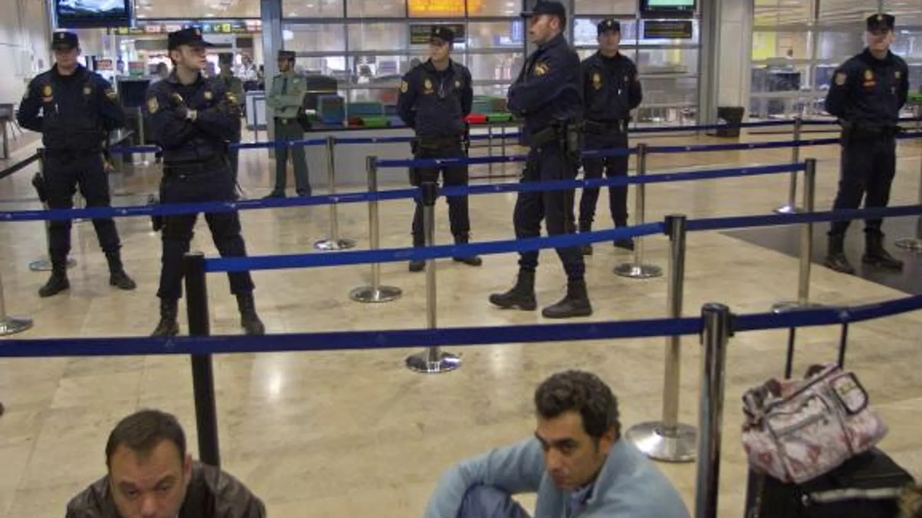 Varios policías nacionales en Barajas