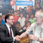 El director general de la Fundació Bancària La Caixa, Jaume Giró, y el director de la Fundació Vicente Ferrer, Jordi Folgado, firmaron ayer el acuerdo