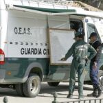 Un hombre mata a su mujer y se entrega a la Guardia Civil