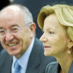 La ministra de Economía, Elena Salgado junto al gobernador del Banco de España, Miguel Ángel Fernández Ordóñez, reunidos ayer en el Ecofin