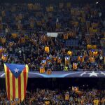 Esteladas en el campo del Barcelona en un partido de Liga de Campeones.