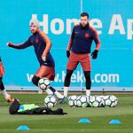 Messi, con gorro, durante el entrenamiento del Barcelona