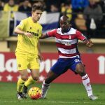 El defensa francés del Granada, Dimitri Foluquier (d), disputa un balón con el centrocampista del Villareal Denis Suárez