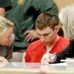 El autor confeso del tiroteo en un instituto de Florida el pasado 14 de febrero, Nikolas Cruz (centro), comparece ante la corte, en Fort Lauderdale, Florida