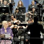 Sobre estas líneas, Lola Herrera recita el poema ‘Al aire libre' de Aganzo, con la Orquesta Filarmonía al fondo