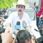 El depuesto presidente hondureño, Manuel Zelaya, saluda a sus partidarios en Las Manos (Nicaragua), en su trayecto hacia el paso con Honduras