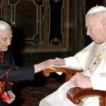 Imagen de archivo del cardenal Ratzinger y el Papa Juan Pablo II