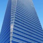 La Torre de Cristal se alza imponente desde el suelo hasta el último de sus 250 metros