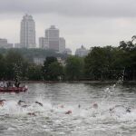 Una prueba de triatlón en el lago de la Casa de Campo de Madrid