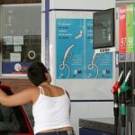 Una conductora, repostando en una estación de servicio