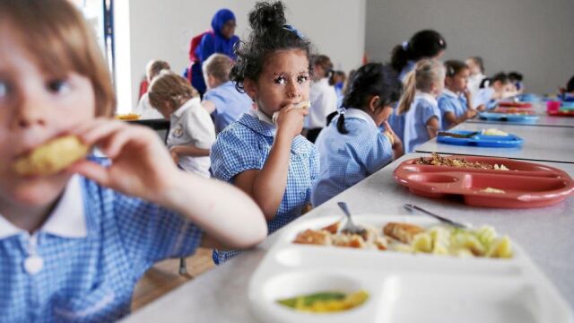 Los comedores escolares atendieron este verano a 640 estudiantes en riesgo de malnutrici&oacute;n y volver&aacute;n a abrir durante las vacaciones de Navidad y Semana Santa en los centros donde se realizan actividades durante los periodos no lectivos