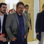 El líder de Podemos, Pablo Iglesias; el portavoz en el Congreso de la formación, Ínigo Errejón; el portavoz de En Comú Podem, Xavier Domènech, y el portavoz de IU, Alberto Garzón (d-i)