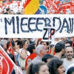 En la foto de arriba, el día de la huelga general en España, abajo una manifestación en Irlanda