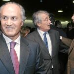 Evaristo del Canto, en primer plano, junto a Lucas Hernández, quien conversa con Rafael Benjumea
