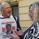 Francisco Holgado, más conocido como "Padre Coraje", conversa con María del Mar Bermúdez, madre de Sandra Palo, a su llegada a Madrid tras recorrer a pie más de 600 kilómetros desde Jerez para exigir a los políticos justicia por la muerte de su hijo, un asesinato que sigue sin culpables y que prescribirá el 20 de noviembre